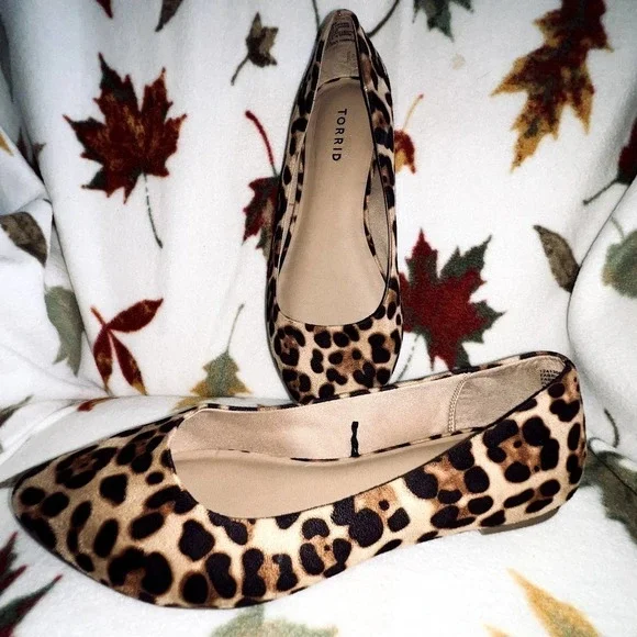 TORRID SIZE 10W LEOPARD CHEETA ANIMAL PRINT FLATS - Picture 2 of 11